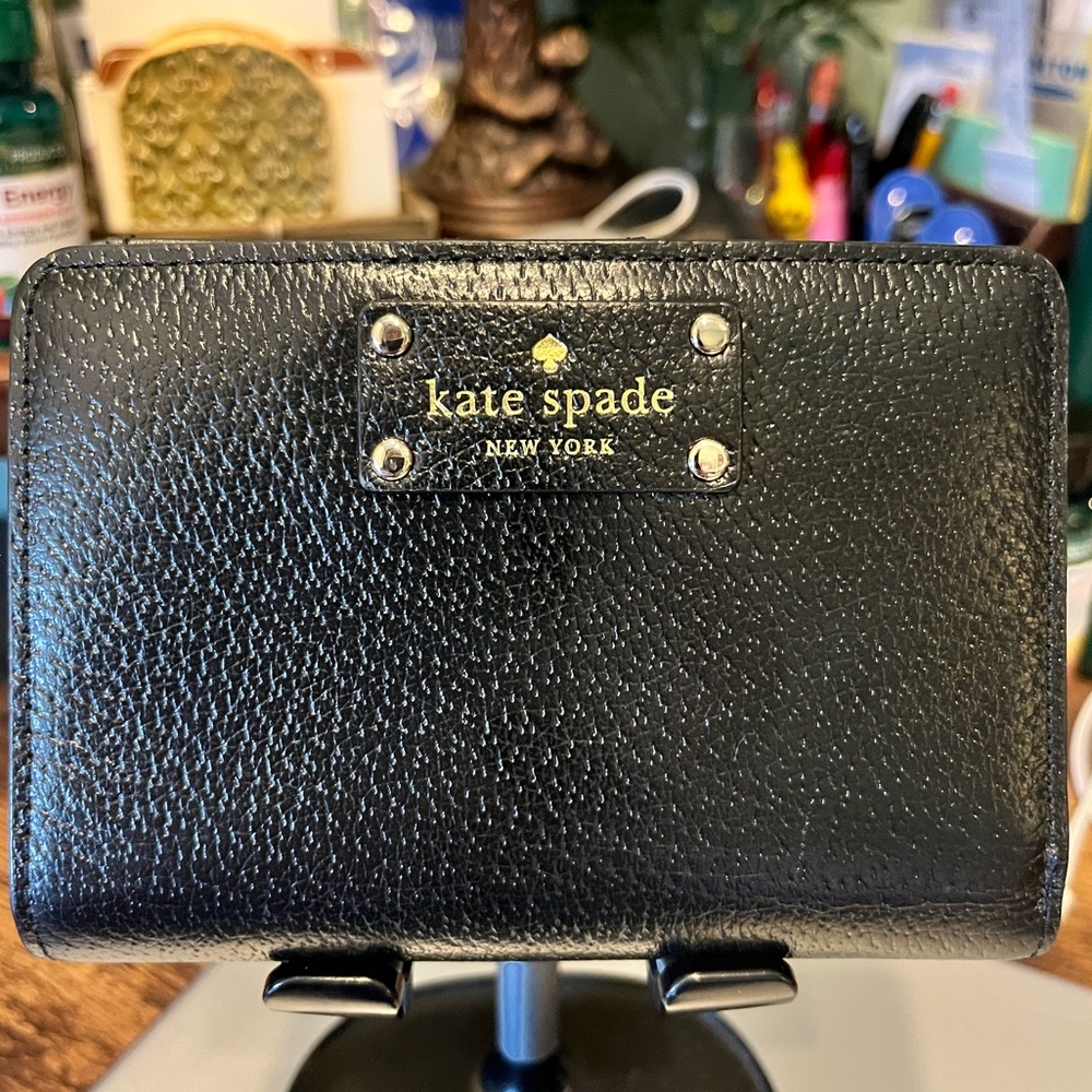 Kate Spade ♠️ Textured Wallet with A Quick Snap Closure Inside & Easy ID Access